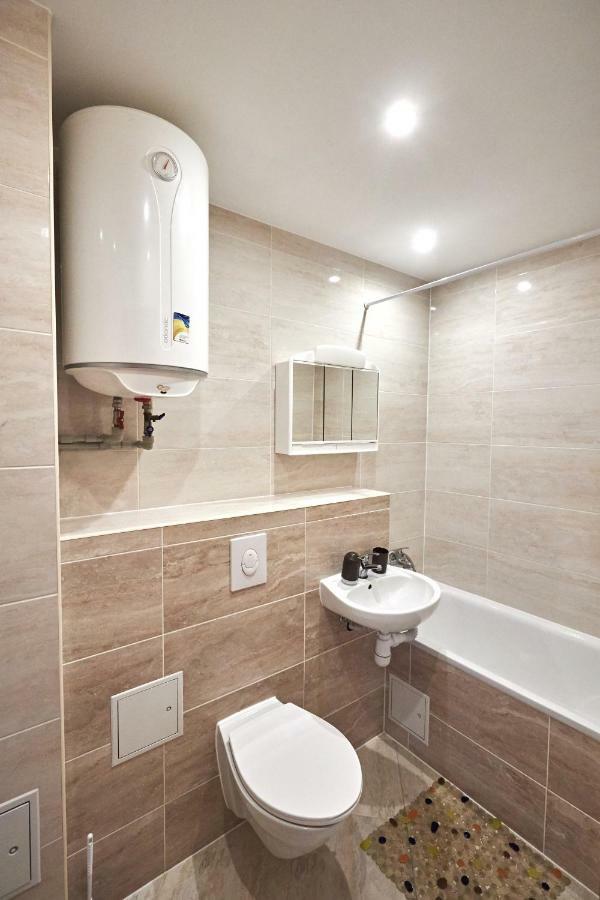 Babylon Apartments On Kievskaya Street Ривне Екстериор снимка